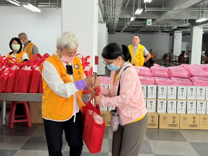 《圖說》福山天惠堂連續29年送暖土城區弱勢家戶，民眾到場領取愛心物資。〈社會局提供〉