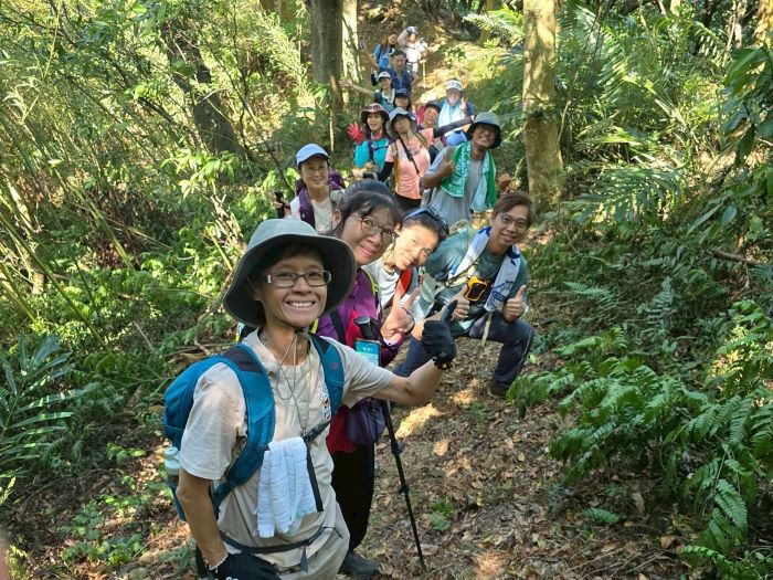 《圖說》參與者隊伍精神奕奕，展現健行途中互相鼓勵的熱情與活力。〈觀光局提供〉