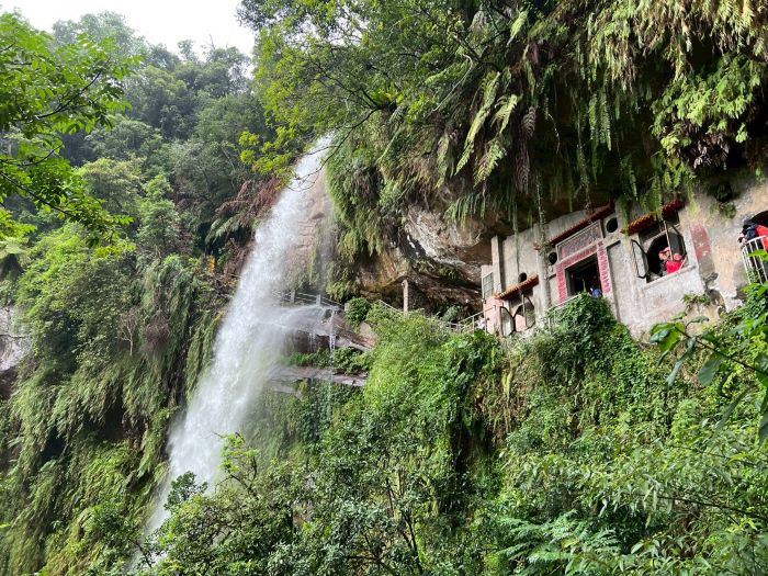 《圖說》銀河洞瀑布自岩壁傾瀉而下，水勢壯觀，構成步道上的特色景觀。〈觀光局提供〉