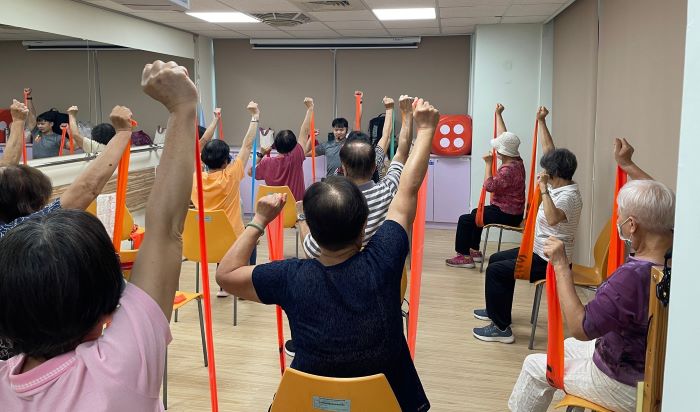 《圖說》新莊區衛生所辦理運動課程、建置健康大富翁互動遊戲鼓勵長者活動。〈衛生局提供〉