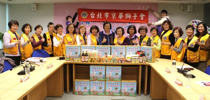 《圖說》國際獅子會300 A-2區台北市京華獅子會今日再度響應新北好日子愛心大平台，捐贈200箱「區里平安箱」給新北市。〈社會局提供〉