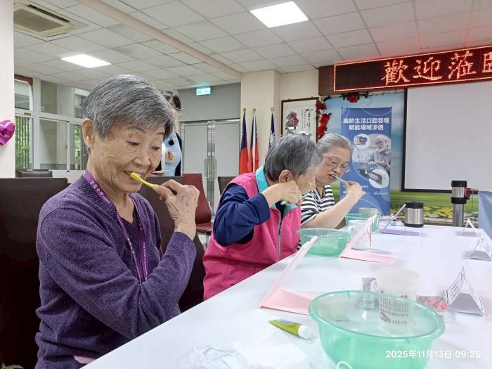 《圖說》口腔潔牙比賽-女子組。〈板橋榮家提供〉