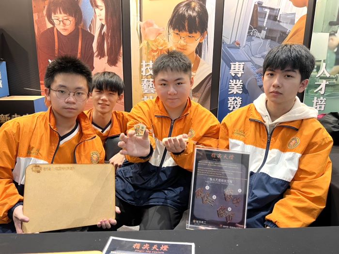 《圖說》瑞芳高工設計CAD機械設計製圖-指尖天燈體驗。〈教育局提供〉