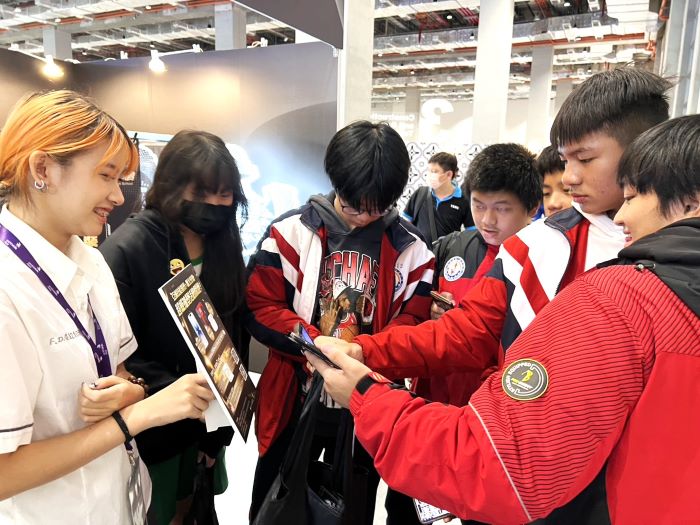 《圖說》攤位體驗及抽獎吸引眾多學生參與。〈教育局提供〉