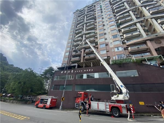 《圖說》消防局針對高樓層加強搶救演練作業。〈消防局提供〉