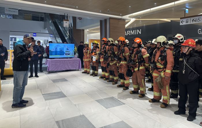 《圖說》高層複合商場營業前自衛消防編組暨搶救演練。〈消防局提供〉