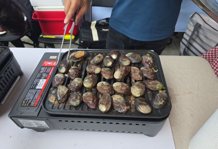 《圖說》11月29日當日限量100份烤鮮九孔。〈漁業處提供〉