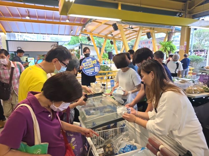 《圖說》希望廣場貢寮鮑搶鱻鮑展售活動，民眾購買貢寮漁特產品。〈漁業處提供〉