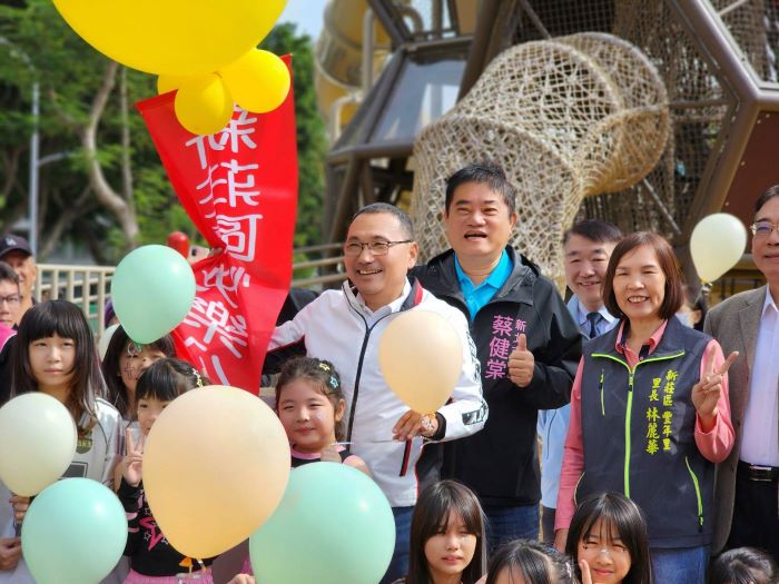 《圖說》侯友宜市長宣布新莊區快樂公園啟用，與孩童開心合照，氣氛充滿歡樂。〈工務局提供〉