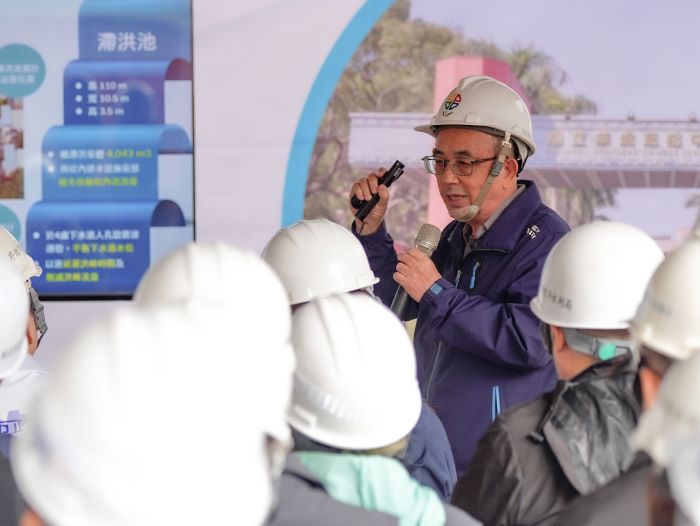 《圖說》水利局長宋德仁簡報說明華僑高中透水保水工程設計概念。〈水利局提供〉