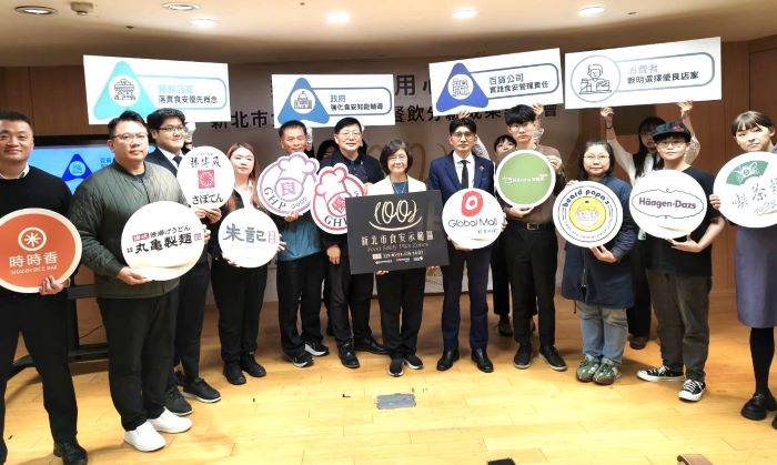 《圖說》衛生局長陳潤秋與獲表揚業者合影。〈記者葉柏成攝〉