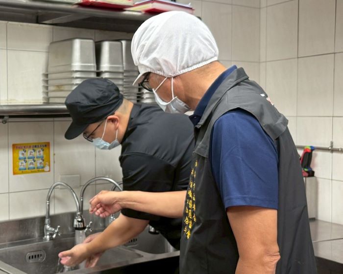 《圖說》餐飲衛生管理分級評核委託專業團隊現場實地輔導評核。〈衛生局提供〉