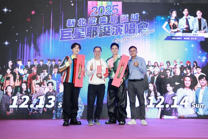 《圖說》市長侯友宜贈送陳漢典和曾子余大小金鏟子，祝福兩位早生貴子。觀旅局長楊宗珉代表致贈。〈觀旅局提供〉