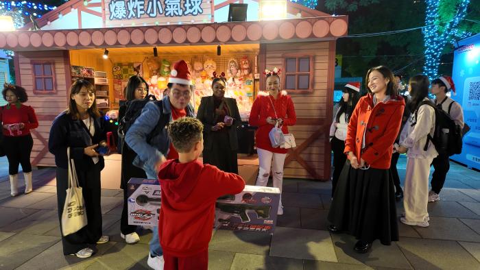 《圖說》史瓦帝尼外交官攜子體驗台灣夜市遊戲，右一青年局長邱兆梅。〈青年局提供〉