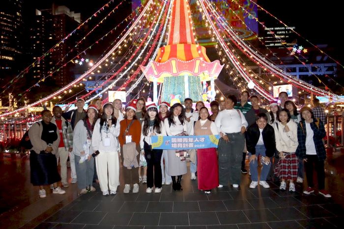 《圖說》國際青年人才培育學員與外籍生於新北歡樂耶誕城開心合照。〈青年局提供〉