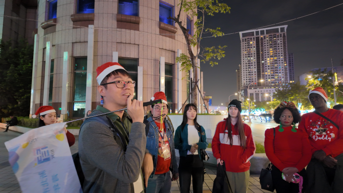 《圖說》青年擔任城市外交大使，為駐台外交官與來自18個國家的在台外籍學生進行導覽。〈青年局提供〉
