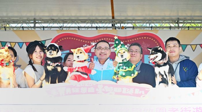 《圖說》新北市長侯友宜今日至板橋車站站前廣場參與「2025毛寶貝狂想曲樂遊耶誕趴」。〈動保處提供〉