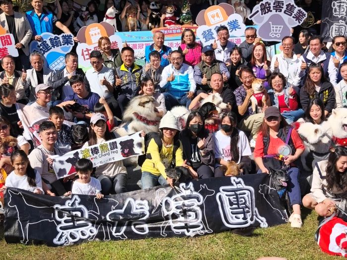 《圖說》市長侯友宜與黑犬軍團、柴犬軍團、薩摩耶犬軍團的大合照。〈動保處提供〉