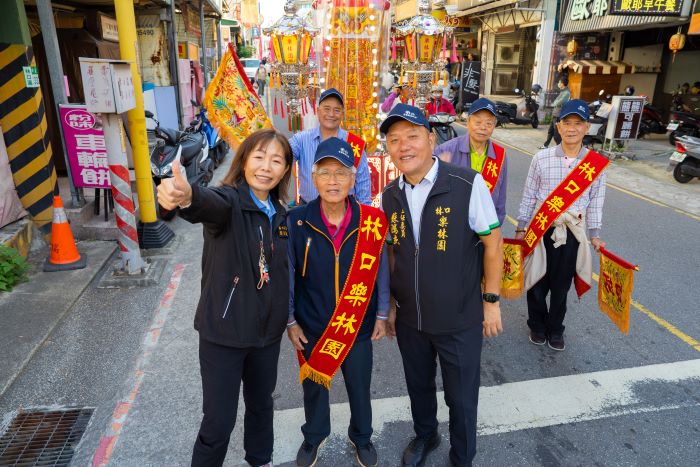 《圖說》鄭淑敏區長親自陪繞境隊伍一起感受傳統文化氛圍。〈林口區公所提供〉