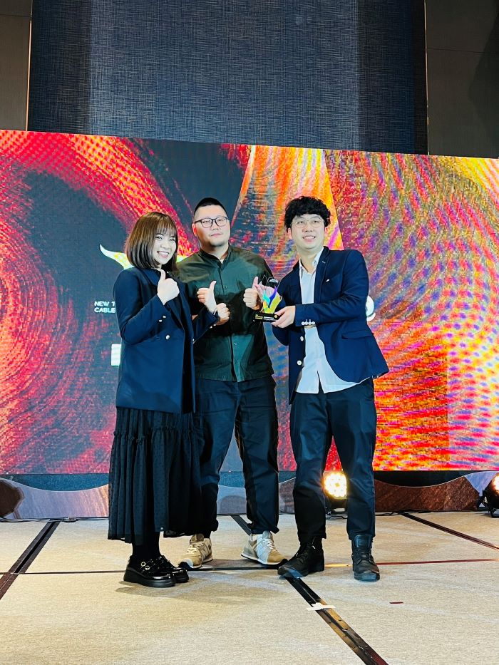 《圖說》新北市新聞局長李利貞〈左〉、徐雪玲與獲獎者合影。〈中嘉寬頻提供〉