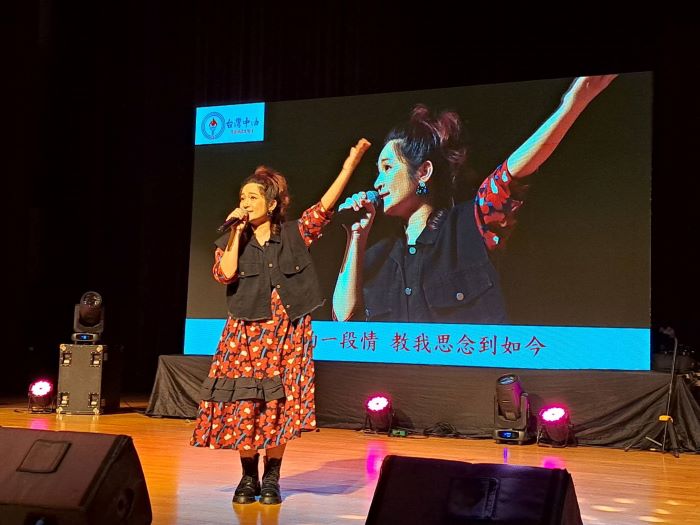 《圖說》藝人羅美玲以「月亮代表我的心」為公益演唱會揭開序幕。〈社會局提供〉