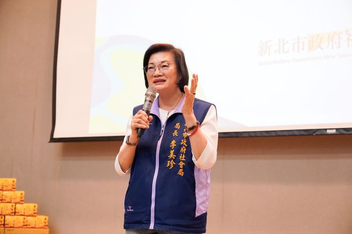 《圖說》社會局長李美珍感謝聞哲教育基金會長期與市府合作，用實際行動支持弱勢家庭與學子。〈社會局提供〉