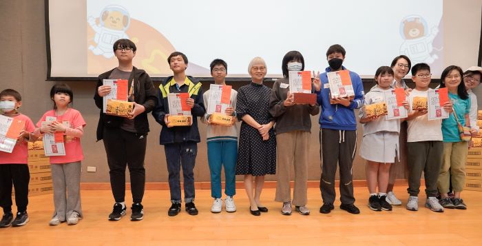 《圖說》頒獎現場，中為基金會董事長連素株。〈社會局提供〉