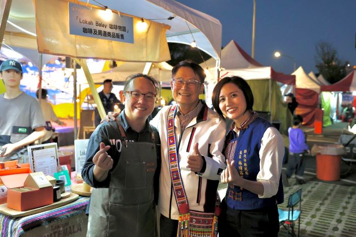 《圖說》原民精實創業計畫創業圓夢組優秀團隊－Lokah Balay咖啡物語，中為新北市副市長陳純敬、右原民局長林瑋茜。〈原民局提供〉