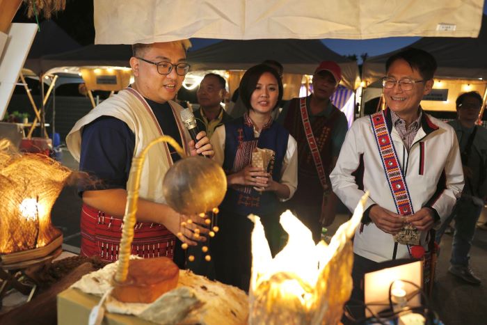 《圖說》扶植營運組－伊蔣藝術工作室所推出的「原風植木燈具」。〈原民局提供〉