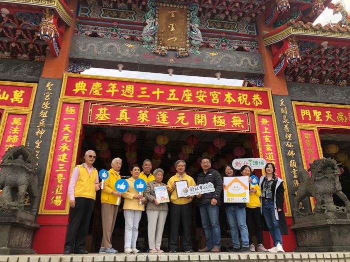 《圖說》環保局及校方感謝淡水天元宮捐贈空氣清淨機支持校園環境改善，環保局專門委員李浩榕(右4)、淡水天元宮董事長蔡章雄(右5) 。〈環保局提供〉