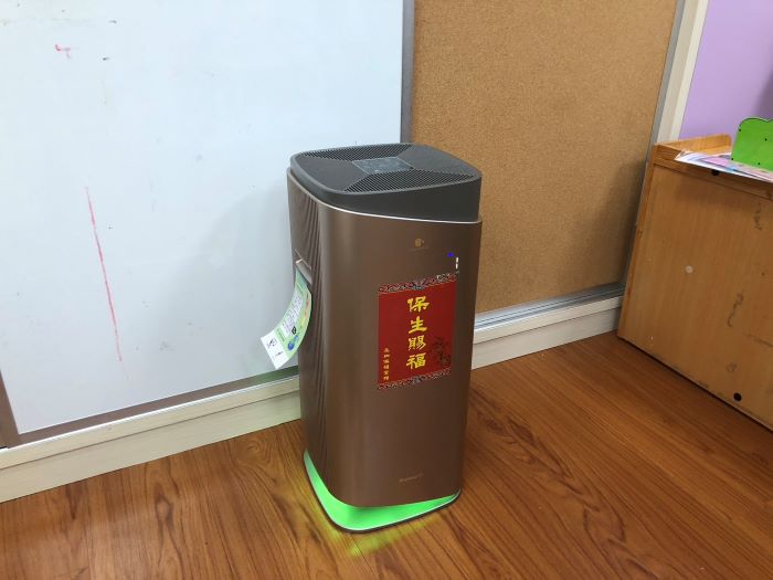 《圖說》永和保福宮捐贈清淨機予永和永平國小，展現在地廟宇關懷校園環境之善舉。〈環保局提供〉