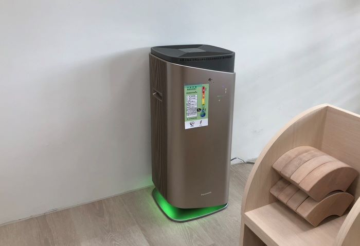 《圖說》淡水天元宮贊助空氣清淨機予新北市中泰國小附設幼兒園，協助改善室內空氣品質，展現宗教團體關懷社會與幼兒健康之責任。〈環保局提供〉