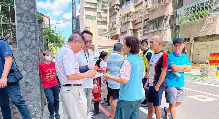 《圖說》施工團隊與民眾及相關單位會勘，確認污水管線施工及障礙排除方式。〈水利局提供〉