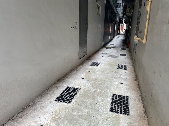 《圖說》接管完成後的後巷變得乾淨寬敞，可供住戶行走。〈水利局提供〉