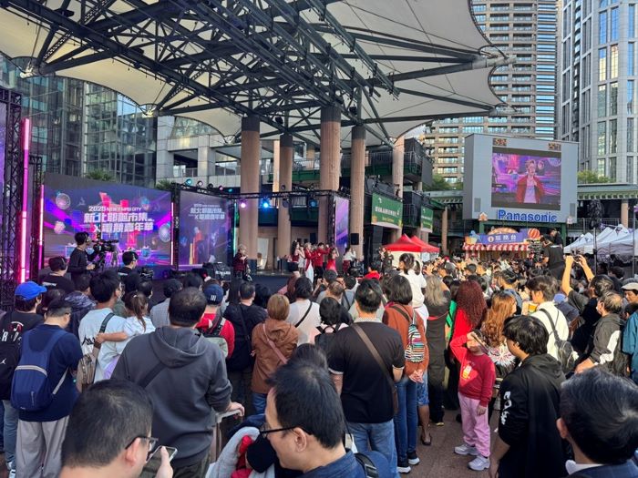 《圖說》今年首次將耶誕市集與電競嘉年華結合，成功吸引跨年齡層民眾到場參與，提升電競議題能見度的同時，也帶動周邊店家消費，為新北冬季城市活動注入更多活力。〈經發局提供〉