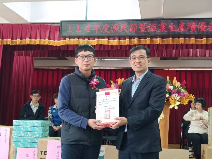 《圖說》全國優秀漁民蔡岳翰獲頒獎項。〈漁業處提供〉