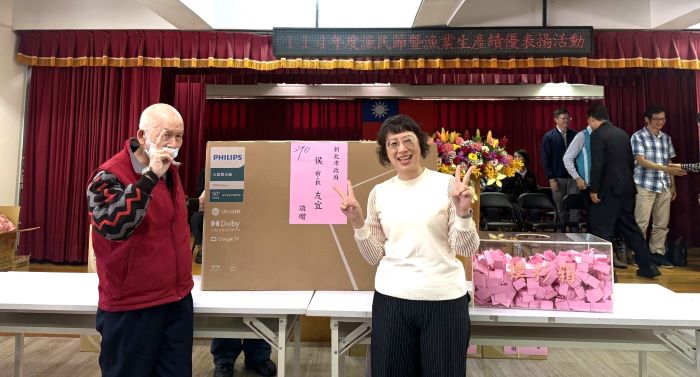 《圖說》農業局劉淑芬副局長頒發摸彩活動獎項。〈漁業處提供〉
