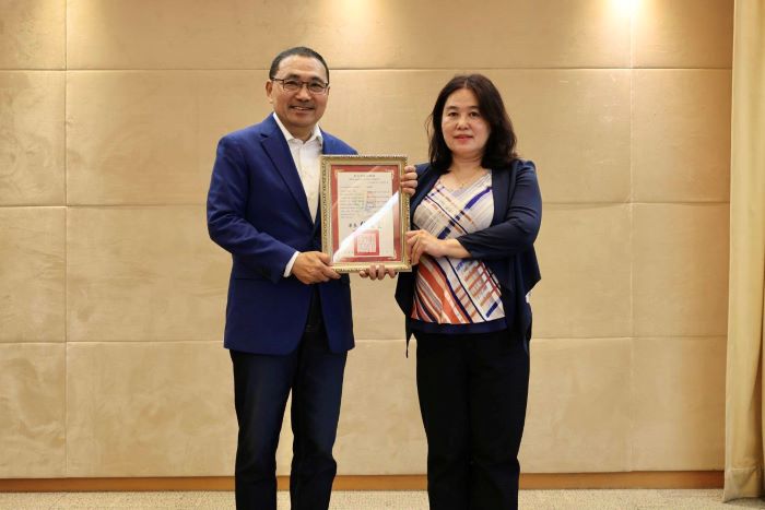 《圖說》市長侯友宜親自頒發委員聘書。〈原民局提供〉