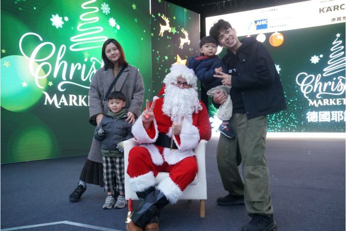 《圖說》大小朋友最期待的耶誕老人將驚喜現身陪伴大家，留下美好的耶誕佳節回憶！圖為2024年資料照。〈觀旅局提供〉