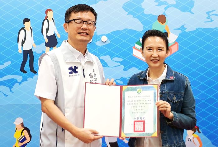 《圖說》張明文局長頒贈感謝狀予鴻海教育基金會汪用和執行長支持新北市偏鄉雙語師培。〈教育局提供〉