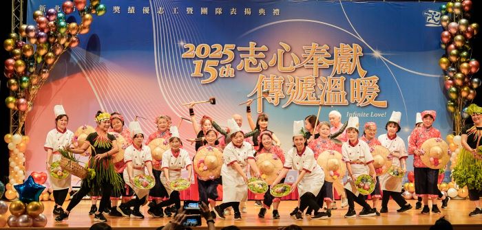 《圖說》永和民權社區在表揚前表演牛犁上菜秀。〈社會局提供〉