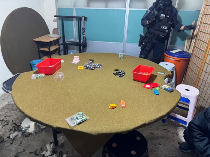 《圖說》新北板橋隱身於市場內不法職業天九牌賭場的賭具。〈板橋分局提供〉