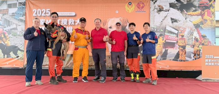 《圖說》搜救隊長、IRO團隊與搜救犬隊合影。〈消防局提供〉