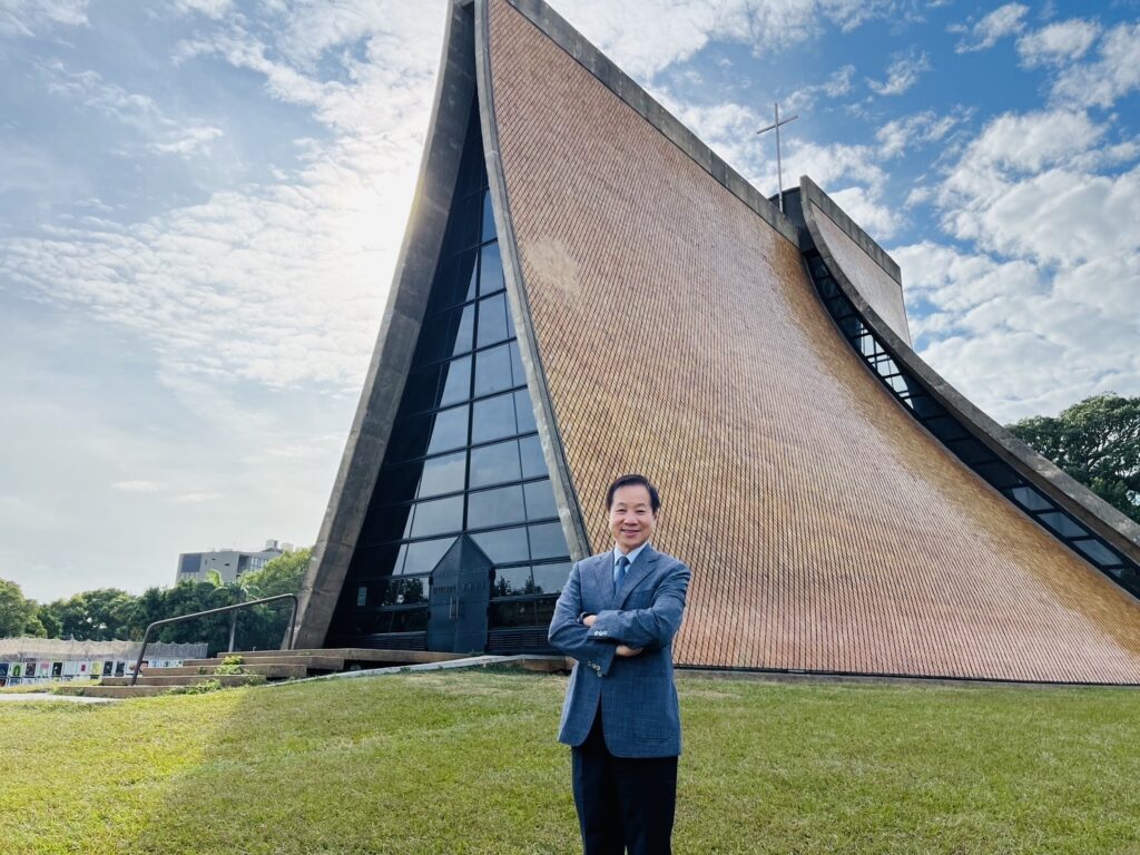 %E5%9C%96%E8%AA%AA%E4%BA%8C%EF%BC%8C%E6%A0%A1%E9%95%B7%E5%BC%B5%E5%9C%8B%E6%81%A9%E8%A1%A8%E7%A4%BA%EF%BC%9A%E3%80%8C%E6%B0%B8%E7%BA%8C%E4%B8%8D%E6%98%AF%E4%B8%80%E6%99%82%E7%9A%84%E5%8F%A3%E8%99%9F%EF%BC%8C%E8%80%8C%E6%98%AF%E5%A4%A7%E5%AD%B8%E5%B0%8D%E5%9C%8B%E5%AE%B6%E7%9A%84%E6%89%BF%E8%AB%BE%E3%80%82%E6%9D%B1%E6%B5%B7%E7%9A%84%E8%B2%AC%E4%BB%BB