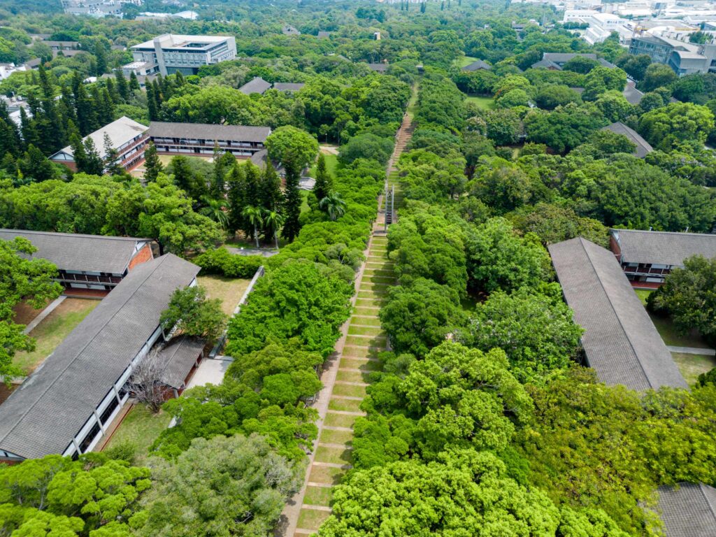 %E5%9C%96%E8%AA%AA%E4%B8%89%EF%BC%8C%E6%9D%B1%E6%B5%B7%E5%A4%A7%E5%AD%B8%E4%BB%A52045%E6%A0%A1%E5%9C%92%E6%B7%A8%E9%9B%B6%E6%8E%92%E6%94%BE%E7%82%BA%E7%9B%AE%E6%A8%99%EF%BC%8C%E7%A9%A9%E5%81%A5%E9%82%81%E5%90%91%E5%85%BC%E5%85%B7%E4%BA%BA%E6%96%87%E3%80%81%E7%A7%91%E6%8A%80%E8%88%87%E6%B0%B8%E7%BA%8C%E7%9A%84%E6%9C%AA%E4%BE%86%E5%A4%A7%E5%AD%B8