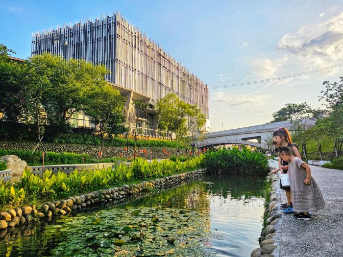 《圖說》新北美術館景觀水道數數看有幾隻魚。〈水利局提供〉