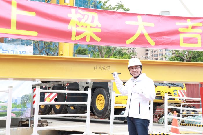 力拚明年啟用    板橋第二運動中心上梁