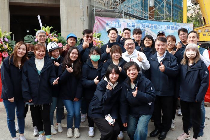 《圖說》侯友宜市長與工務局長馮兆麟(第二排右二)、新工處施工團隊合照，感謝同仁的努力。