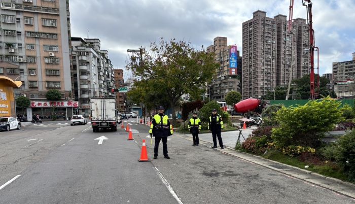 強力攔查大型車祭超載罰單    中和警活動地磅出擊