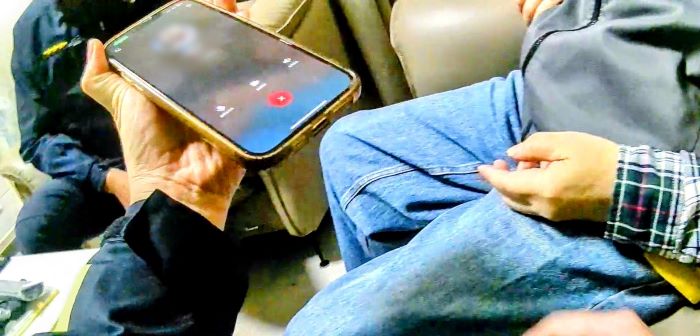 《圖說》聯絡李老先生女兒相勸。〈永和分局提供〉